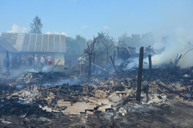 Під час пожежі на Волині постраждав рятувальник. ФОТО