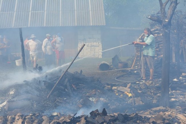 Під час пожежі на Волині постраждав рятувальник. ФОТО