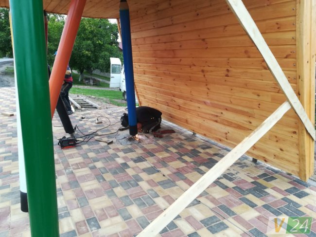 У Княгининку встановлюють оригінальну зупинку. ФОТО