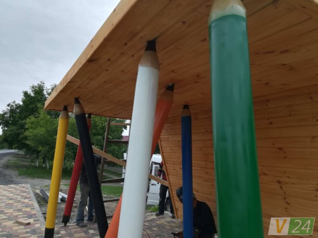 У Княгининку встановлюють оригінальну зупинку. ФОТО