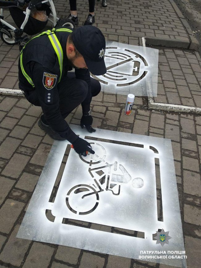 «Зніми навушники», «Візьми дитину за руку»: у Луцьку перед переходами розмістили «нагадайки» для пішоходів