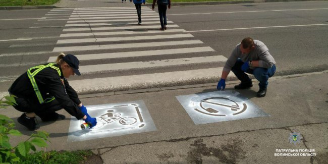«Зніми навушники», «Візьми дитину за руку»: у Луцьку перед переходами розмістили «нагадайки» для пішоходів