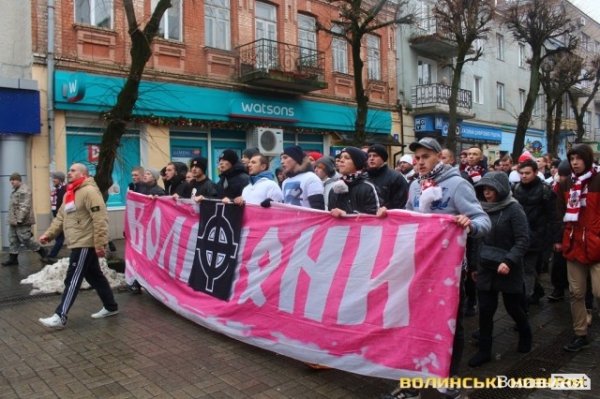 Центр Луцька оповив дим: марш фанів «Волині»