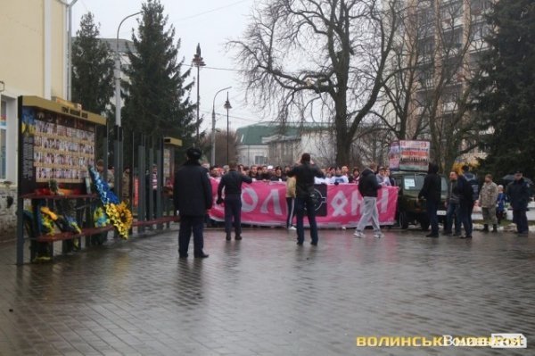 Центр Луцька оповив дим: марш фанів «Волині»