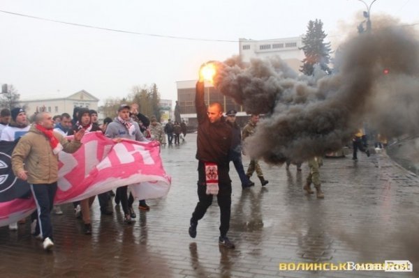 Центр Луцька оповив дим: марш фанів «Волині»
