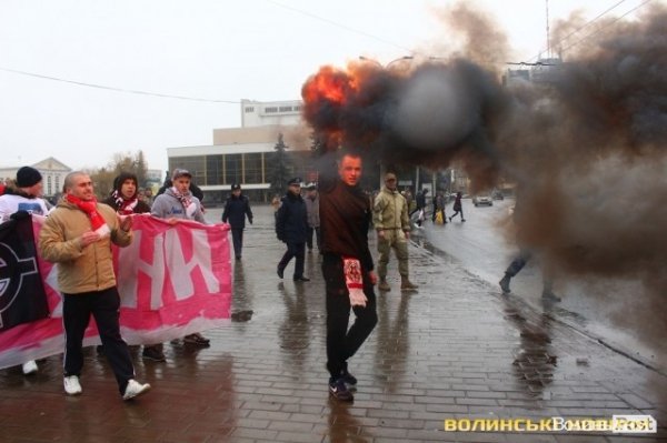 Центр Луцька оповив дим: марш фанів «Волині»
