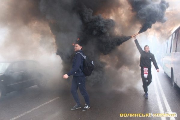 Центр Луцька оповив дим: марш фанів «Волині»