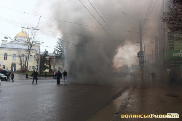 Центр Луцька оповив дим: марш фанів «Волині»