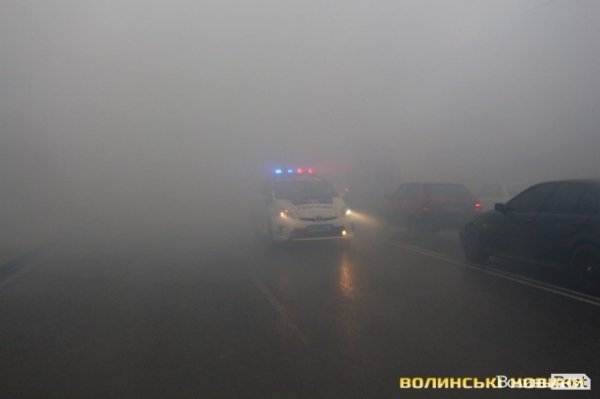 Центр Луцька оповив дим: марш фанів «Волині»