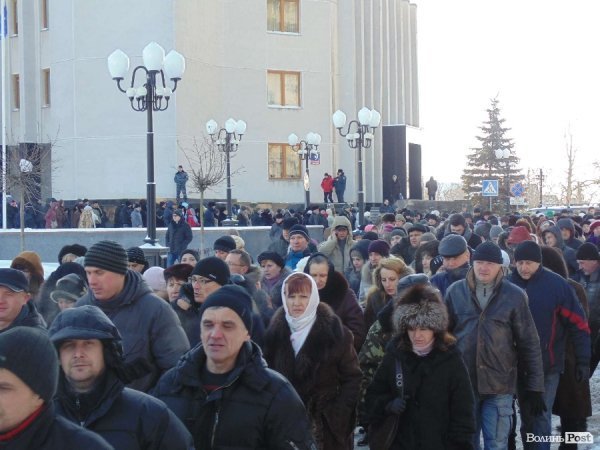 Євромайданівці колоною пройшлися центральною вулицею Луцька. ФОТО