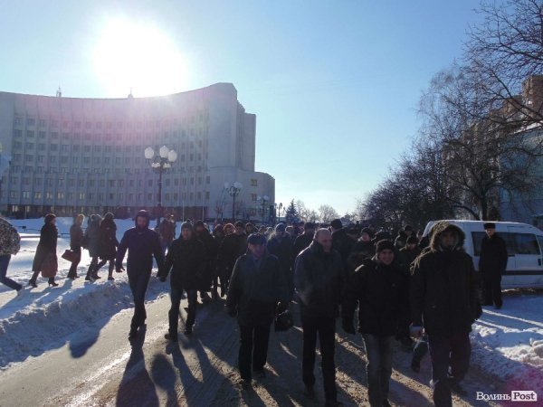 Євромайданівці колоною пройшлися центральною вулицею Луцька. ФОТО