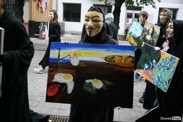 По Луцьку ходила «чортівня» з картинами. ФОТО