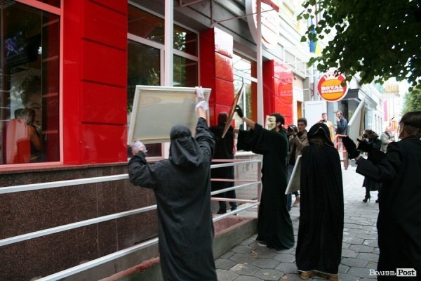 По Луцьку ходила «чортівня» з картинами. ФОТО