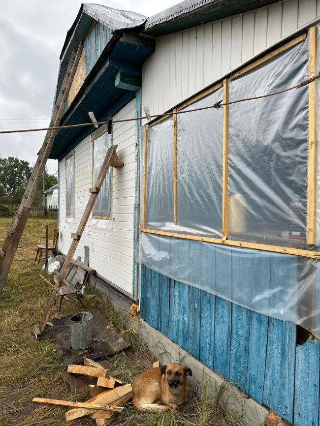 На будинок впав боєприпас з літака: на Волині постраждалій сім'ї збирають кошти