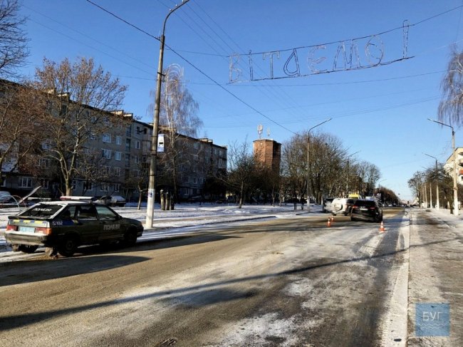 Біля багатолюдної зупинки в Нововолинську сталася «слизька» аварія: деталі. ФОТО