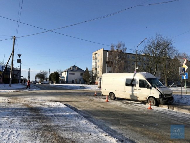 Біля багатолюдної зупинки в Нововолинську сталася «слизька» аварія: деталі. ФОТО