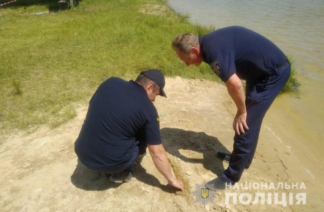 На пляжі волинського озера знайшли снаряд