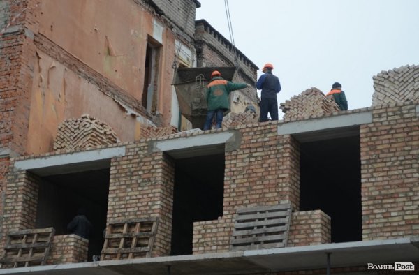 Будинок з обвалом «ліплять до купи», а він «розлазиться», – мешканці. ФОТО