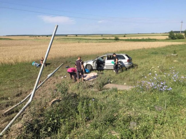На Волині автомобіль злетів з дороги: загинув чоловік. ФОТО