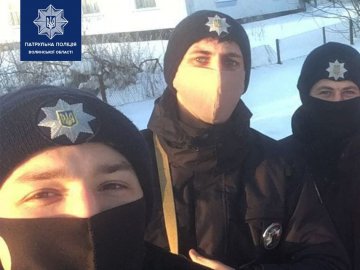 На Волині патрульні допомогли чоловіку, який віз дитину до лікарні на операцію