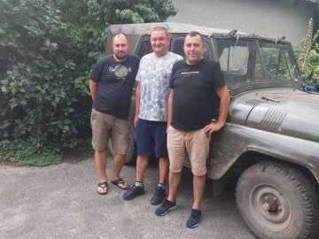 Подружжя з Волині віддало для ЗСУ свій УАЗ 