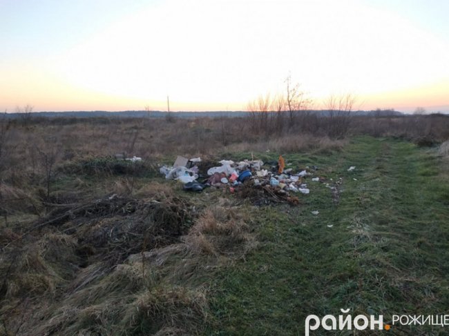 Біля волинського озера – стихійне сміттєзвалище. ФОТО