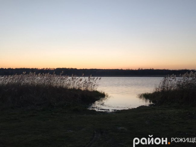 Біля волинського озера – стихійне сміттєзвалище. ФОТО