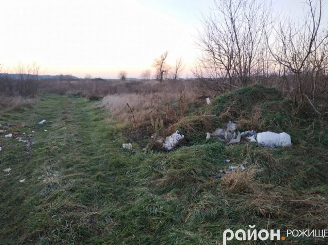 Біля волинського озера – стихійне сміттєзвалище. ФОТО