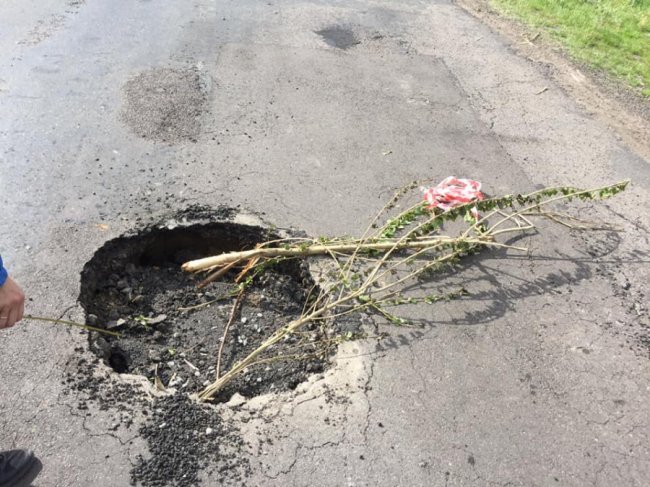 На волинській дорозі – яма глибиною майже у півметра. ФОТО