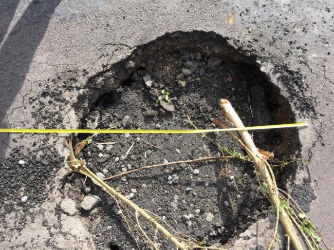 На волинській дорозі – яма глибиною майже у півметра. ФОТО