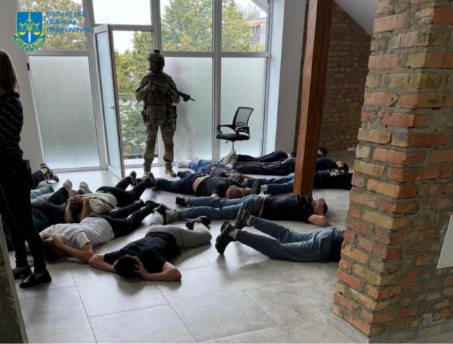 У Луцьку припинили діяльність шахрайського кол-центру. ФОТО