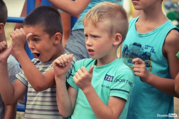 Акробати та гімнасти відкрили спортивний майданчик у Луцьку. ФОТО