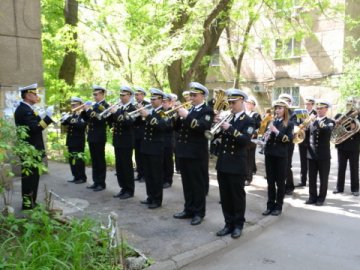В Одесі ветерана-морпіха привітали концертом під його балконом. ФОТО