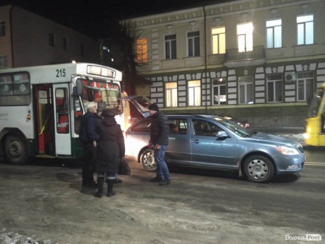 У центрі Луцька велика тягучка. Зіткнулися тролейбус і універсал  