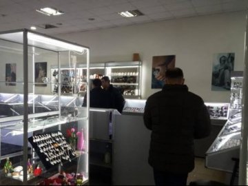 У Миколаєві зухвало пограбували ювелірний магазин. ФОТО