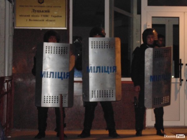 Бруківка, автомати та пробиті колеса: у Луцьку вночі пікетували міськвідділ міліції. ФОТО. ВІДЕО