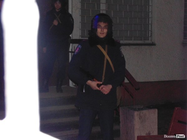 Бруківка, автомати та пробиті колеса: у Луцьку вночі пікетували міськвідділ міліції. ФОТО. ВІДЕО