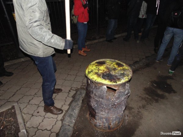 Бруківка, автомати та пробиті колеса: у Луцьку вночі пікетували міськвідділ міліції. ФОТО. ВІДЕО