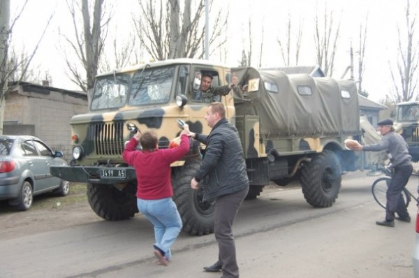 На Схід України «стягують» танки та БТРи. ФОТО. ВІДЕО