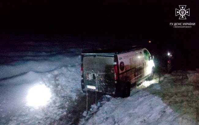 Везли допомогу військовим на Житомирщину: на Волині рятувальники витягли з кювету авто волонтерів