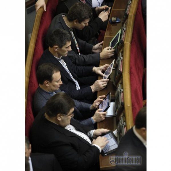 Як депутати нудьгують у Раді. ФОТО