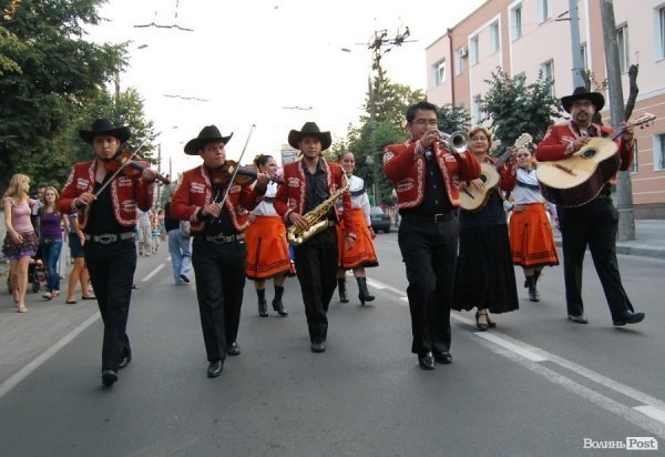 «Поліське літо з фольклором» завершили парадом, концертом і феєрверком. ФОТО
