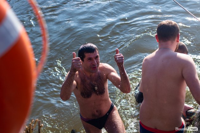 Як лучани пірнали в крижану купіль Стиру. ФОТО. ВІДЕО