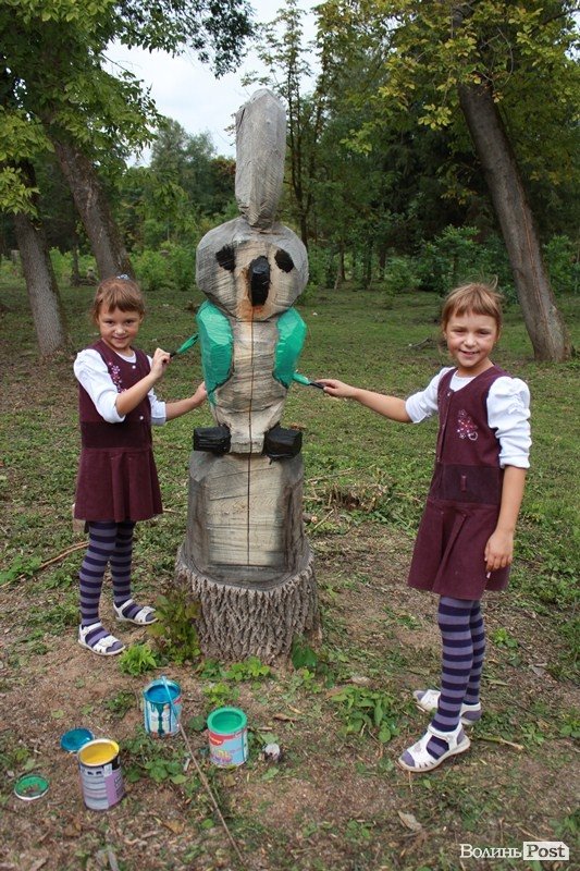 Дерева в луцькому парку перефарбували: почалась акція «Розмалюй фігуру в парку». ФОТО