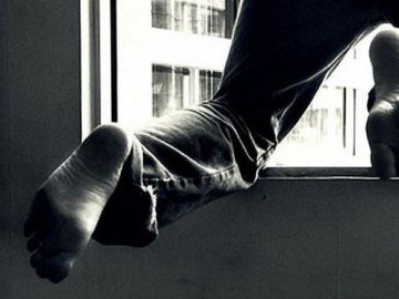 Чоловік вистрибнув з вікна під час обшуку у його квартирі