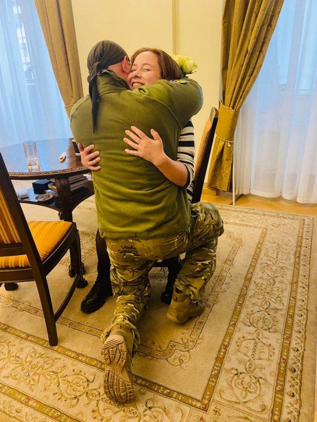 У Львові в кабінеті мера побралися морський піхотинець та волонтерка 