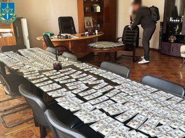 На хабарі у $30 тисяч погорів дует мера і секретаря міськради на Дніпропетровщині