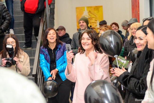 Зі знижками та цінними подарунками: у Луцьку грандіозно відкрилий шоурум меблів і декору «МакКо»*