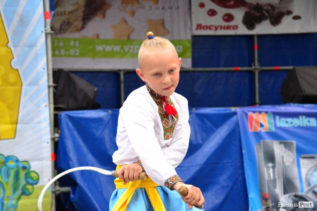 Цегла, скло та цвяхи: лучан вразив виступ учнів школи козацьких бойових мистецтв