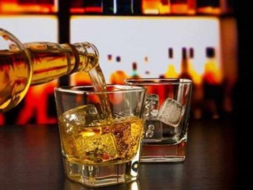 За крадіжку елітного алкоголю судили волинського студента 